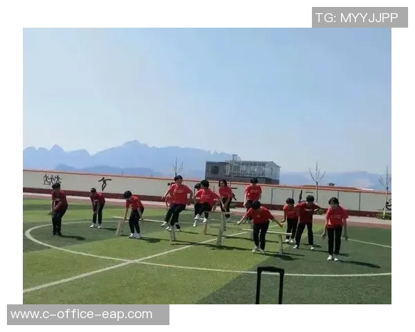 杨芳专访：从绿茵场到人生舞台的足球旅程回顾与展望