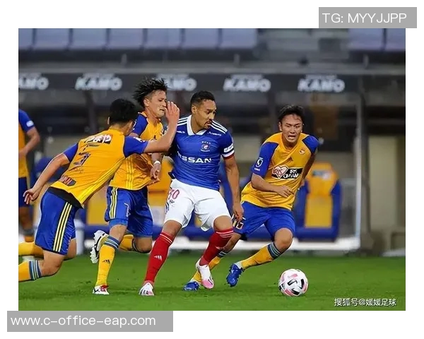 冈山绿稚与长崎航海的激烈对决展现足球魅力与团队精神 冈山绿稚与长崎航海的激烈对决展现足球魅力与团队精神