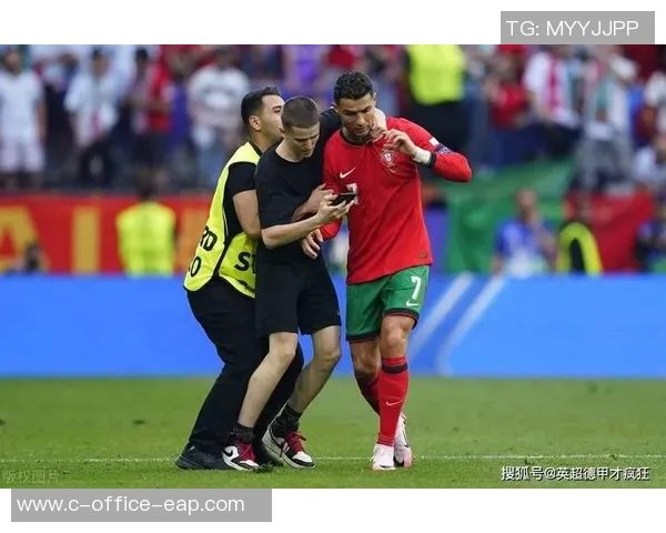 欧冠赛场惊现奇葩瞬间球迷冲入场内抢夺C罗球衣